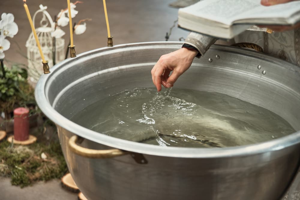 También te recomendemos que rocíes agua bendita sobre las velas y que mantengas un pequeño vial, frasco o recipiente con el agua en tu espacio de trabajo o altar donde mantengas las velas.