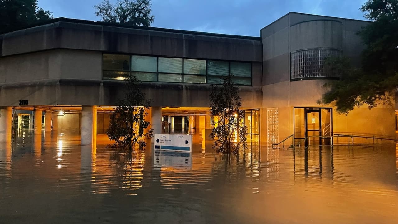 En la ciudad de Tallahassee, residencias y negocios se vieron afectadas por el impacto de la tormenta, 
<b>provocando inundaciones con acumulados entre 7 y 14 pulgadas</b>.