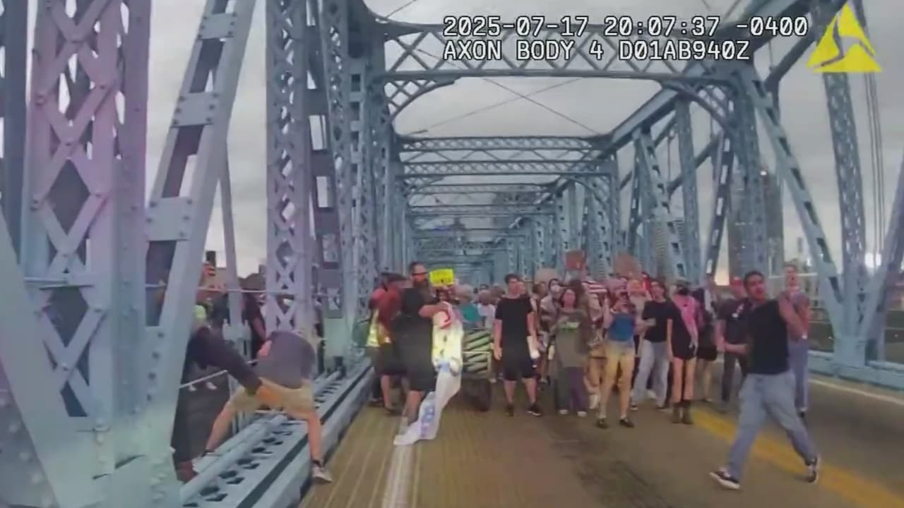 Revelan video de la cámara corporal del oficial que agredió a un manifestante en Cincinnati