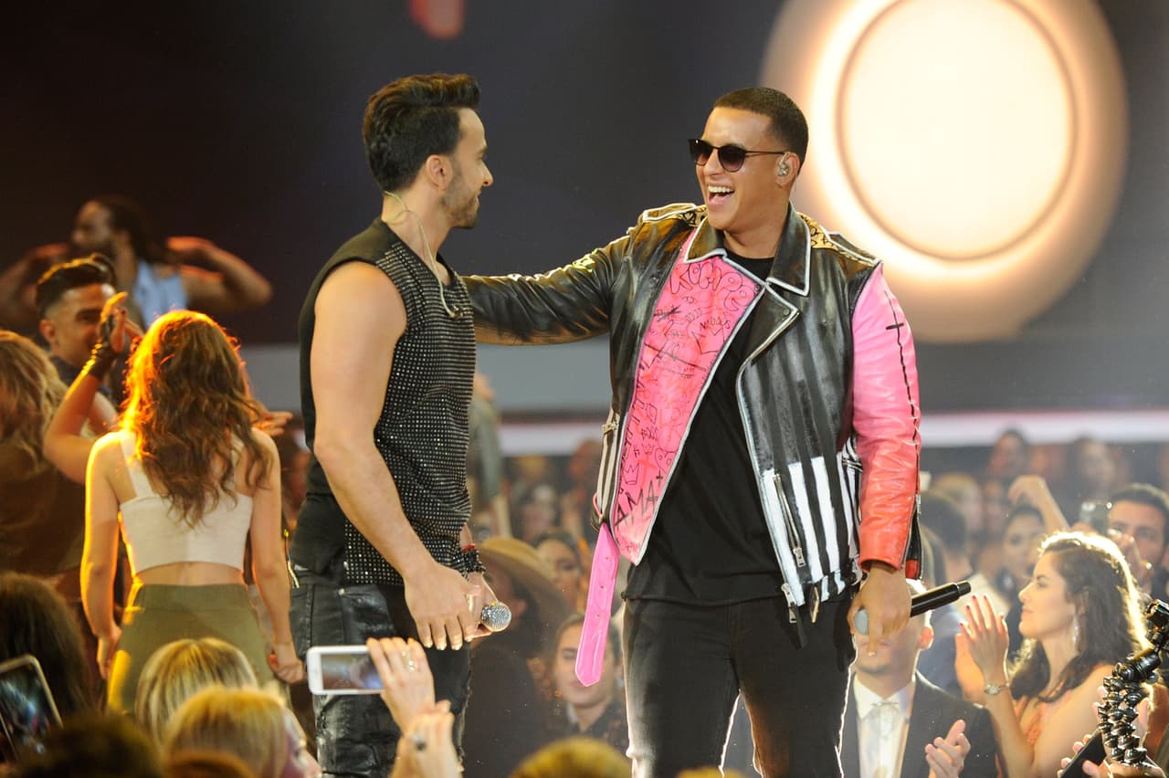 Sin embargo, se especula que la canción de Fonsi y Daddy Yankee tiene mensajes subliminales y otros dedicados al demonio. 'El demonio está en mi canción y en mi sonido, él es el Dios, demonio, Belcebú', son algunas de las frases que, supuestamente, se escuchan en 'Despacito'. 
<br>