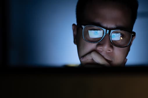 Ante el cansancio ocular por el uso excesivo de pantallas: ¿vale la pena usar lentes protectores?