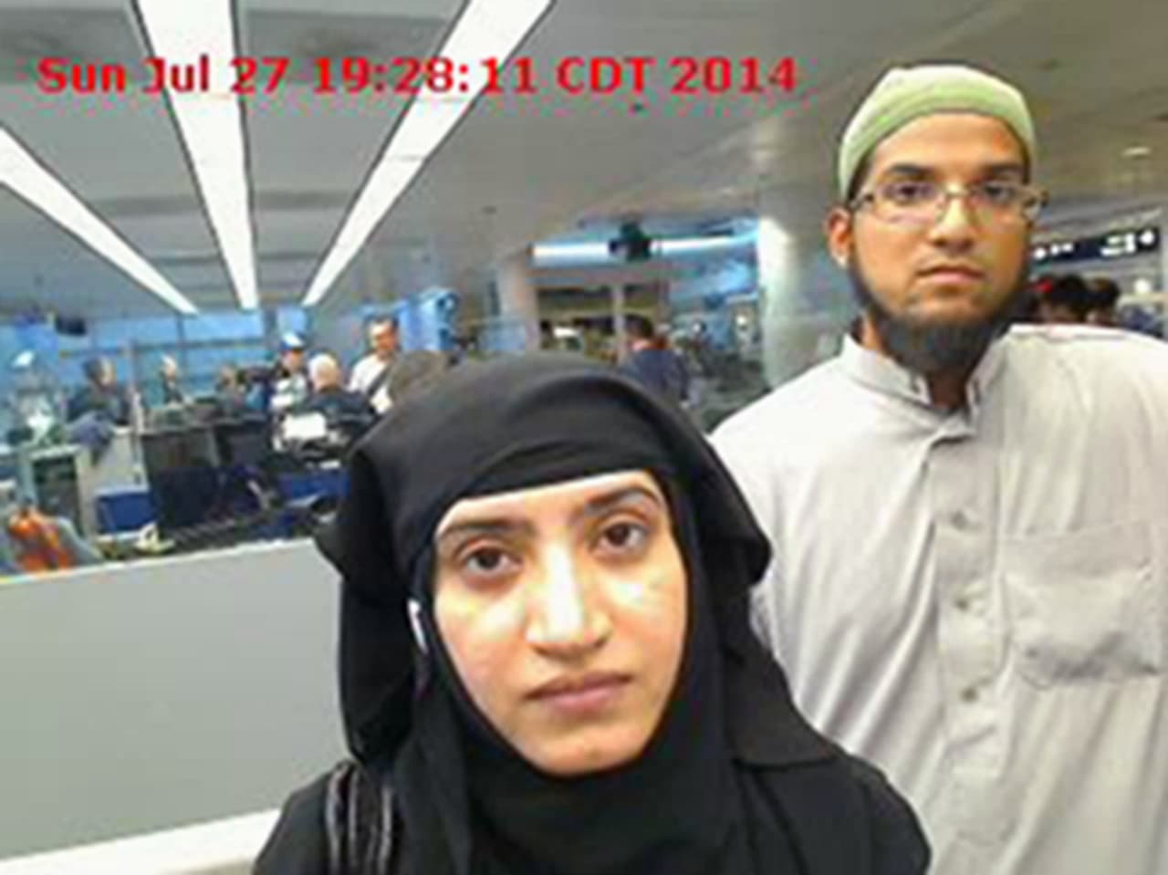 En esta imagen del 27 de julio de 2014 difundida por la Oficina de Aduanas y Protección Fronteriza puede verse a Tashfeen Malik, a la izquierda, y Syed Farook durante su paso por el Aeropuerto Internacional O'Hare de Chicago. Ambos desataron un tiroteo en una reunión navideña el 2 de diciembre en San Bernardino, California, y murieron posteriormente en un enfrentamiento con la policía.