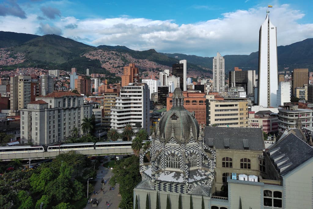 Vista aérea del centro de Medellín, Colombia. Por la noche, las trabajadoras sexuales pueblan la ciudad colombiana.
