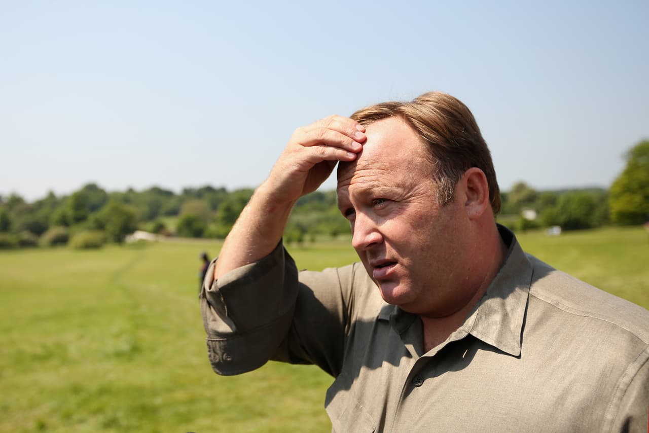 Alex Jones, locutor de radio, autor y teórico de conspiración, el 6 de junio de 2013 en Watford, Inglaterra.