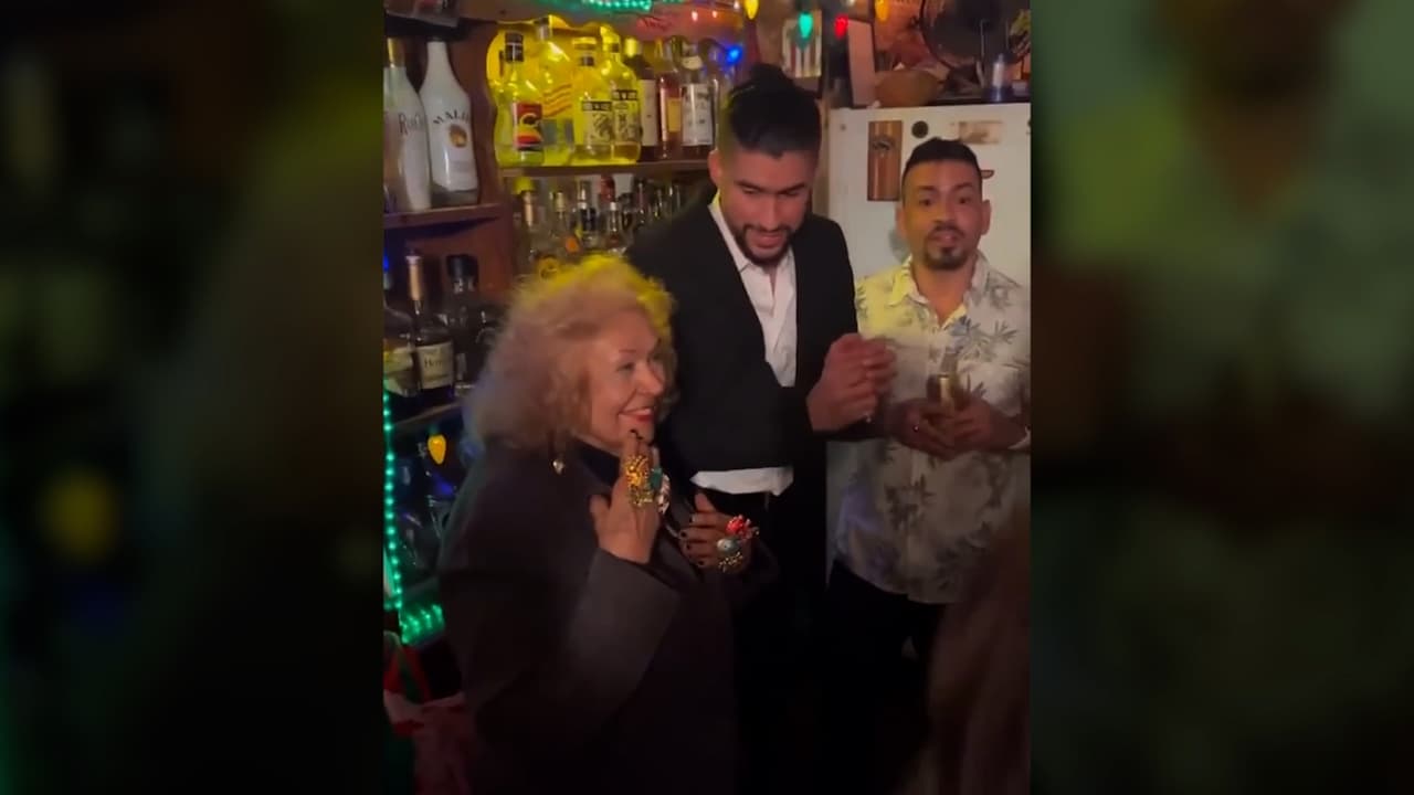 Toñita’s no es sólo un espacio cultural y de convivencia para la comunidad, si no que se ha convertido 
<b>en un sitio de llegada para artistas de la <a href="https://www.univision.com/local/dallas-kuvn/bad-bunny-concierto-dallas" target="_blank">talla de Bad Bunny</a></b>, que ha llegado al lugar en varias ocasiones.
<br>