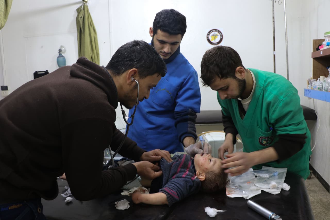 Un pequeño herido recibe tratamiento médico después de un bombardeo sobre Arbin, Guta Oriental, el dos de febrero de 2018.