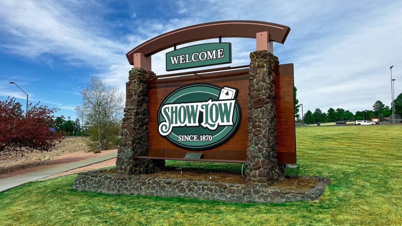 <b>SHOW LOW</b>
<br>Disfruta de música en vivo, chocolate caliente y un espectáculo de fuegos artificiales para recibir el 2024 en el 
<b>Deuce of Clubs Drop </b>en la ciudad de Show Low, a partir de las 11 p.m. frente a la la Biblioteca Pública.
<br>Más información: 
<a href="https://www.showlowaz.gov/Calendar.aspx?EID=5958&month=12&year=2023&day=31&calType=0" target="_blank">showlowaz.gov</a>