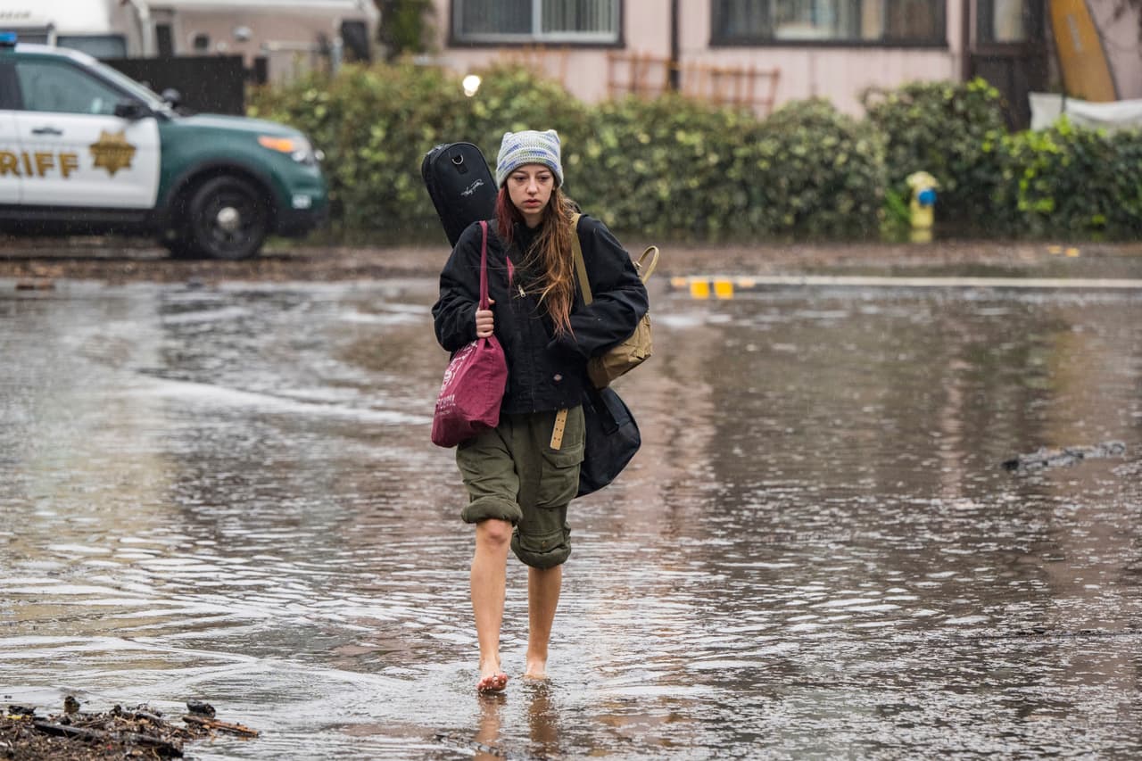 De acuerdo con el alguacil del condado de Santa Bárbara, Bill Brown, la decisión de evacuar a casi 10,000 personas en la región se basó "en la intensidad de las lluvias" y añadió que no hay indicios de que "eso vaya a cambiar antes del anochecer [de este lunes]". 
<br>