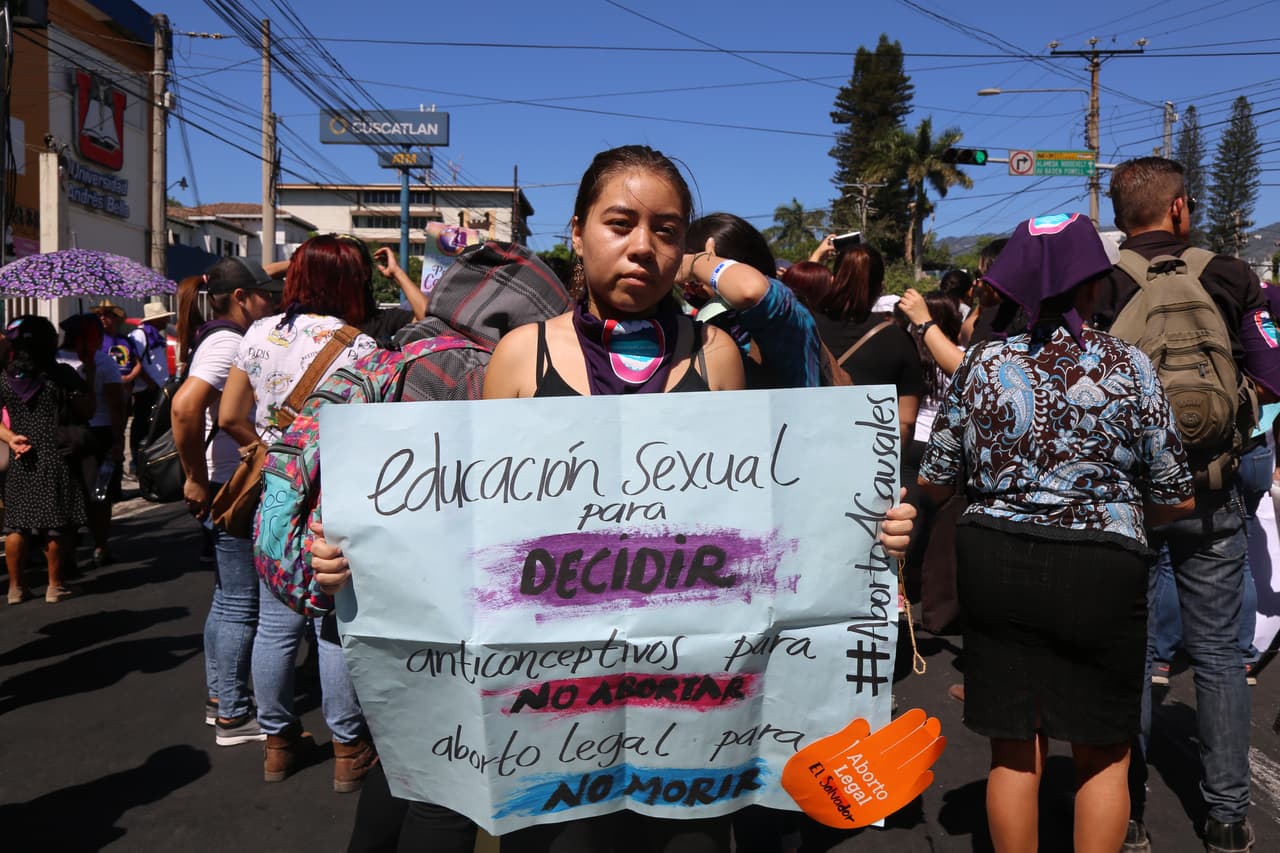 Por sus derechos y por la despenalización del aborto: así marcharon las mujeres en El Salvador