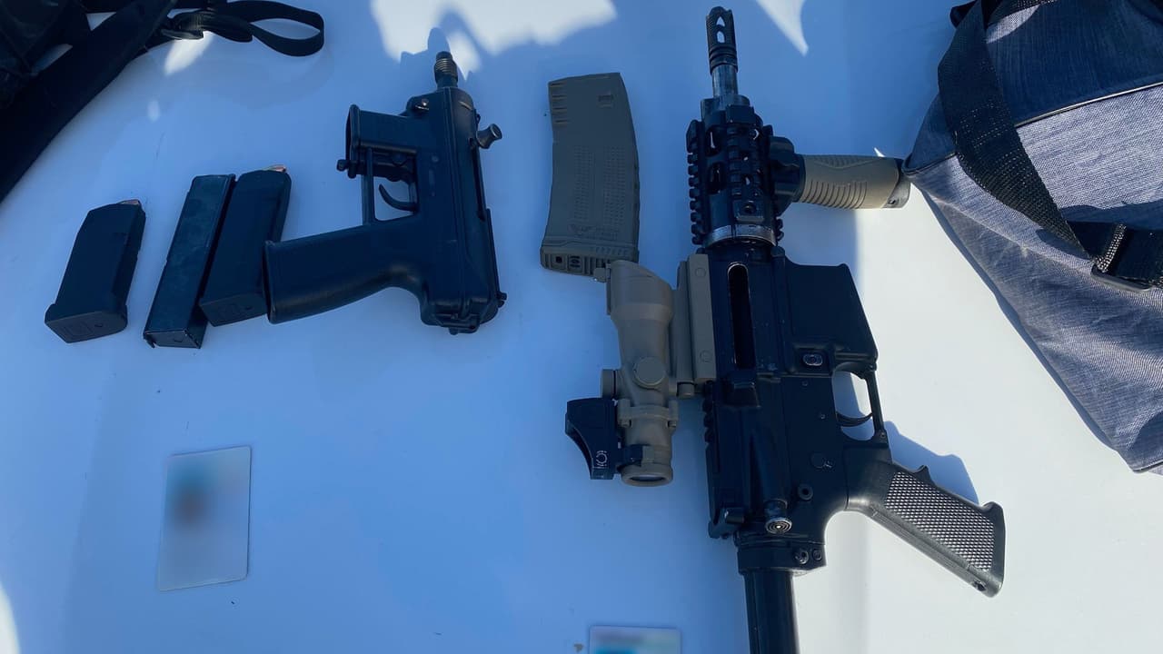 Incautan armas de fuego en el puesto de control de la carretera 19. Los agentes las encontraron mientras registraban el baúl de un vehículo en una inspección secundaria. Por ser un ciudadano estadounidense contactaron al Departamento de Seguridad Pública para que los ayudara. El hombre enfrenta cargos criminales.