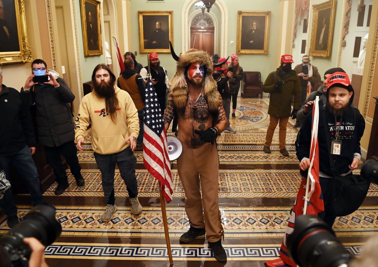 Envían al Chamán de QAnon a Washington para ser procesado por el asalto al Congreso 