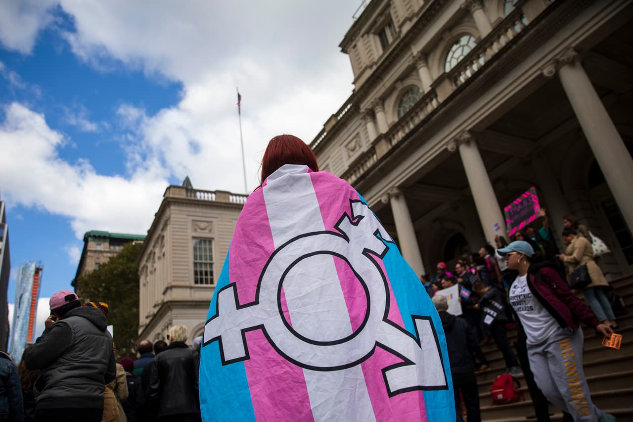 Además de Texas, en los últimos años, legisladores en estados como Florida, Arizona y Alabama han avanzado en leyes y medidas para limitar los derechos de los jóvenes LGBTQ. En 2022, las agendas legislativas muestran decenas de proyectos en el mapa enfocados en criminalizarlos. Por eso se registran protestas en distintos estados contra estas decisiones, como la de la foto, que ocurrió en Nueva York, en octubre de 2018.