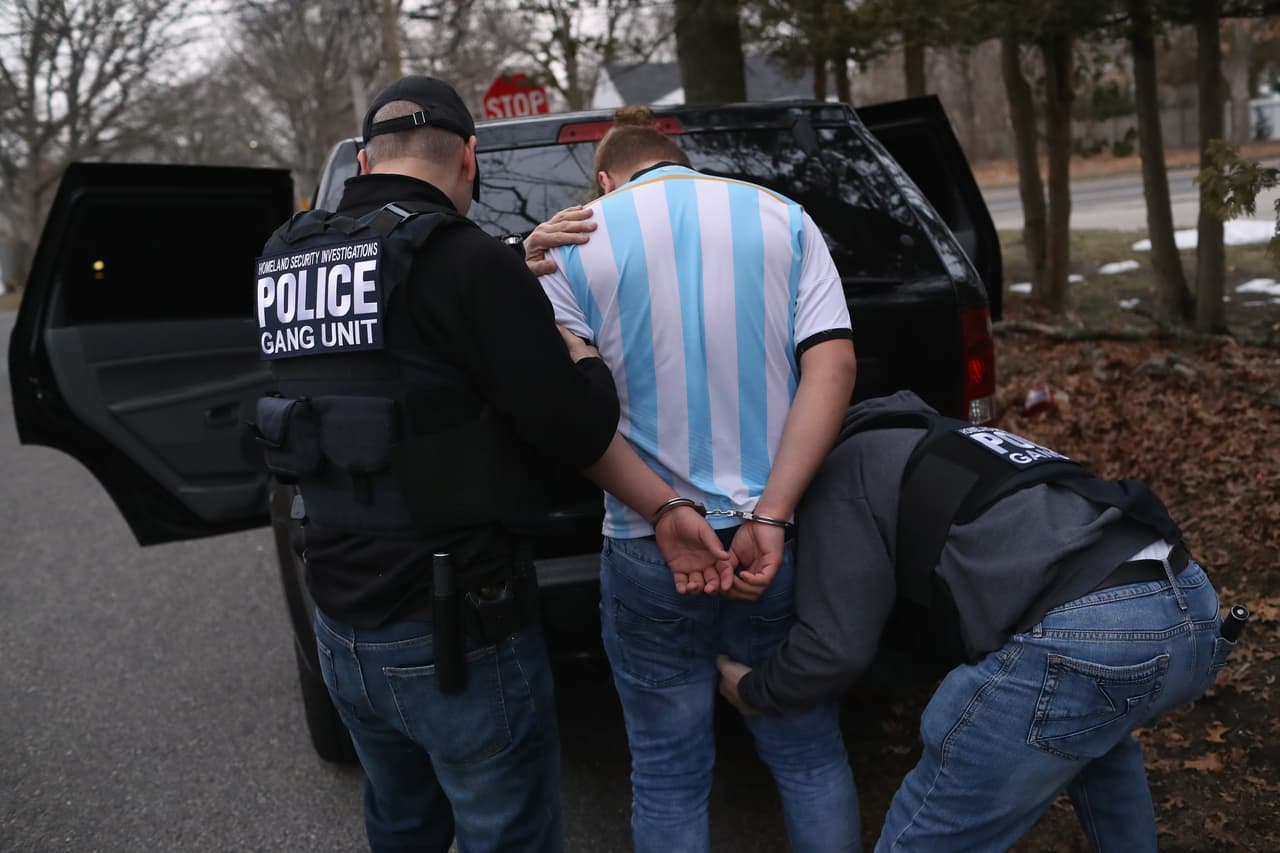 Si estás casado o casada con un inmigrante y lo deportaron 
<b>es posible ayudarle a que regrese al país dependiendo de las razones por la que fue expulsado del país</b> y hace cuánto tiempo, explica la abogada de inmigración, Silvia Mintz.