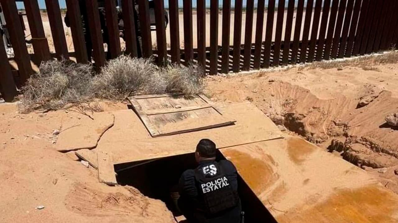 El hallazgo lo realizaron agentes de la Secretaría de la Defensa Nacional y la Policía Estatal, quienes ubicaron en la línea fronteriza una entrada camuflada que llevaba a un túnel de 
<b>alrededor de 12 metros de profundidad.</b>