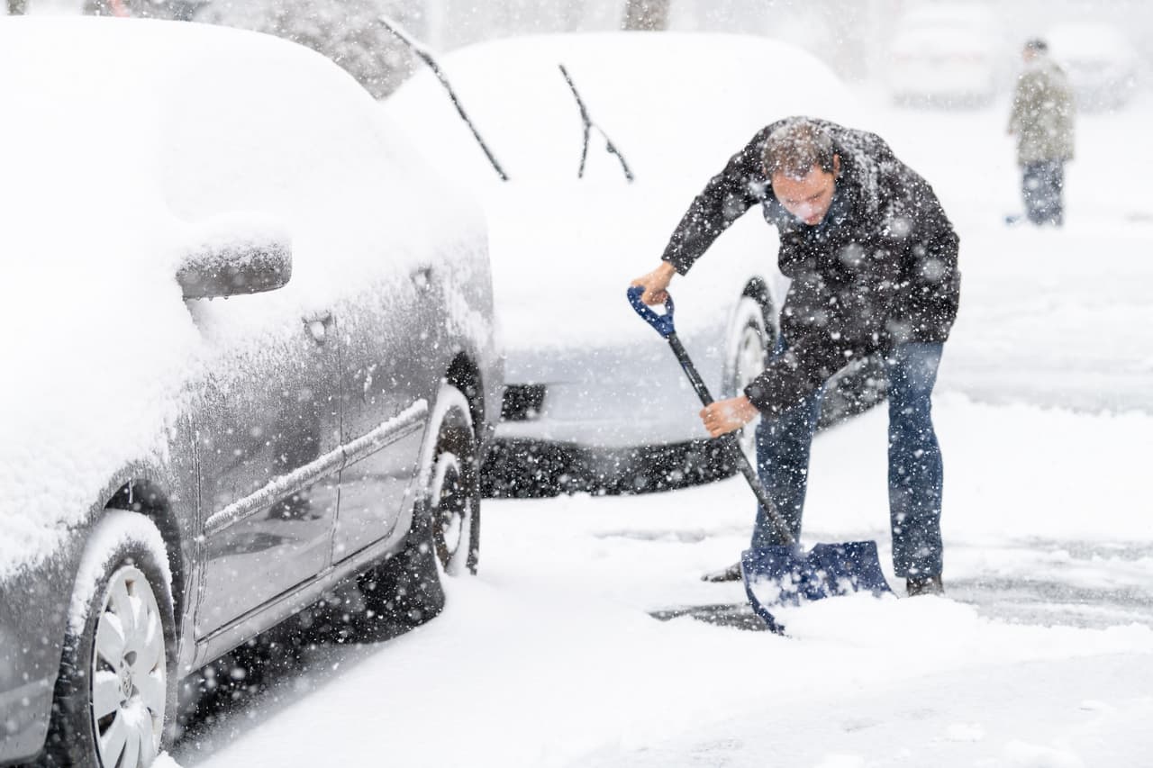 <h3 class="cms-H3-H3"><b>Pala para nieve</b></h3>
<br>
<br>Una vez llegue el invierno, asegúrate de llevar siempre una pala para nieve en el maletero. Es posible que en algún momento la necesites para quitar la nieve de tu camino, como por ejemplo, al salir del estacionamiento o bien si el carro se te queda atascado en la carretera.
<br>