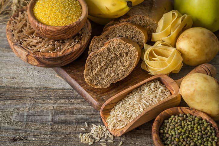 Las grasas forman parte de una dieta balanceada, pero los especialistas sugieren 
<a href="http://circ.ahajournals.org/content/early/2017/06/15/CIR.0000000000000510">reemplazarlas</a> por las insaturadas. Parte de la confusión acerca de las grasas saturadas radica en que muchas veces la gente las sustituye por carbohidratos y azúcares (aunque sí se puede reemplazar por los carbohidratos presentes en los granos enteros) y de esta manera no mejoran la calidad de su dieta para reducir el riesgo de enfermedad cardiovascular.