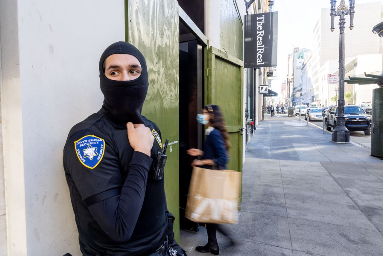 El modus operandi de los ladrones que saquean este tipo de tiendas suele ser el mismo: entran en grupos grandes, comienzan a estrellar los vidrios de las vitrinas y escaparates, toman todo lo que pueden y salen corriendo para luego escapar en vehículos que los esperan estacionados en las esquinas.