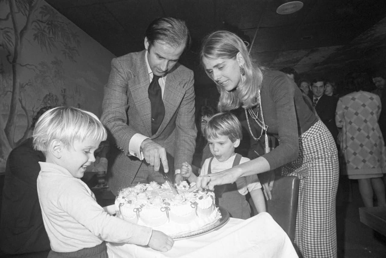 En 1966 Biden se casó con su primera esposa, Nillia Hunter, y con ella tuvo tres hijos: Beau, Hunter y Naomi. En la fotografía cuando celebró su cumpleaños número 30 junto a su familia, la edad requerida para ejercer el cargo de Senador según la Constitución.