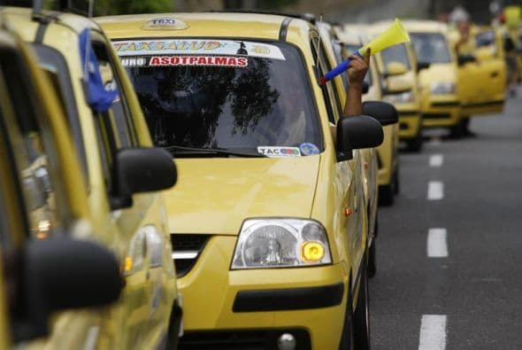 Docenas de taxistas protestaron el 29 de julio de 2015, exigiendo la salida de la aplicación tecnológica Uber en Cali, en Colombia.