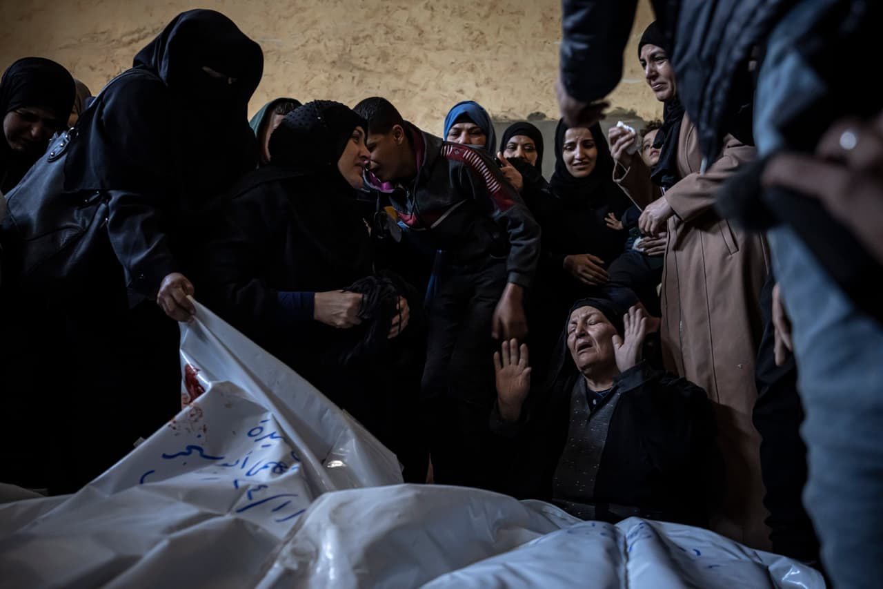 Miembros de la familia Abu Sinjar lloran a sus familiares asesinados en un 
<a href="https://www.univision.com/noticias/mundo/como-puede-afectar-al-futuro-de-la-guerra-en-gaza-la-muerte-yayah-sinwar">bombardeo israelí de la Franja de Gaza,</a> en su casa en Rafah, al sur de Gaza, el 5 de enero de 2024. La guerra en Gaza aún no termina, tras más de un año. Según organizaciones humanitarias, los palestinos enfrentan un desastre: desplazados, viviendo en tiendas, sin acceso a salud o alimentación.