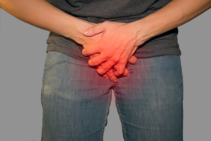 <b>Tricomoniasis</b>. La causa el parásito 
<i>trichomonas vaginalis</i>. Se estima que 3,7 millones de personas la padece, de las cuales un 70% no presenta síntomas. Se diagnostica mediante una prueba de laboratorio y el tratamiento consiste en una sola dosis de antibiótico. Quienes la adquieren corren el riesgo de reinfección: 1 de cada 5 vuelve a contraerla en los tres meses siguientes al tratamiento.