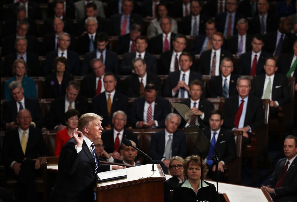 Donald Trump se dirige a una sesión conjunta del Congreso el 28 de febrero de 2017 en el Capitolio en Washington, DC.