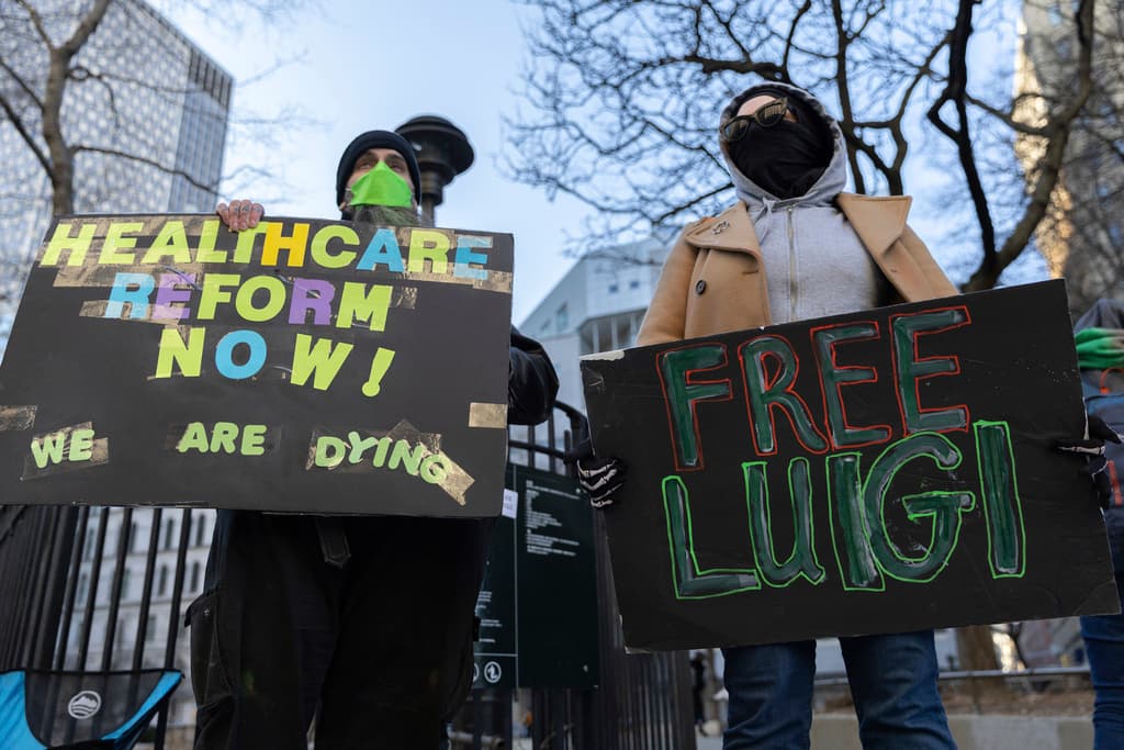 Aún no hay fecha de comienzo para un juicio contra Luigi Mangione en Nueva York, donde el respaldo no le falta.