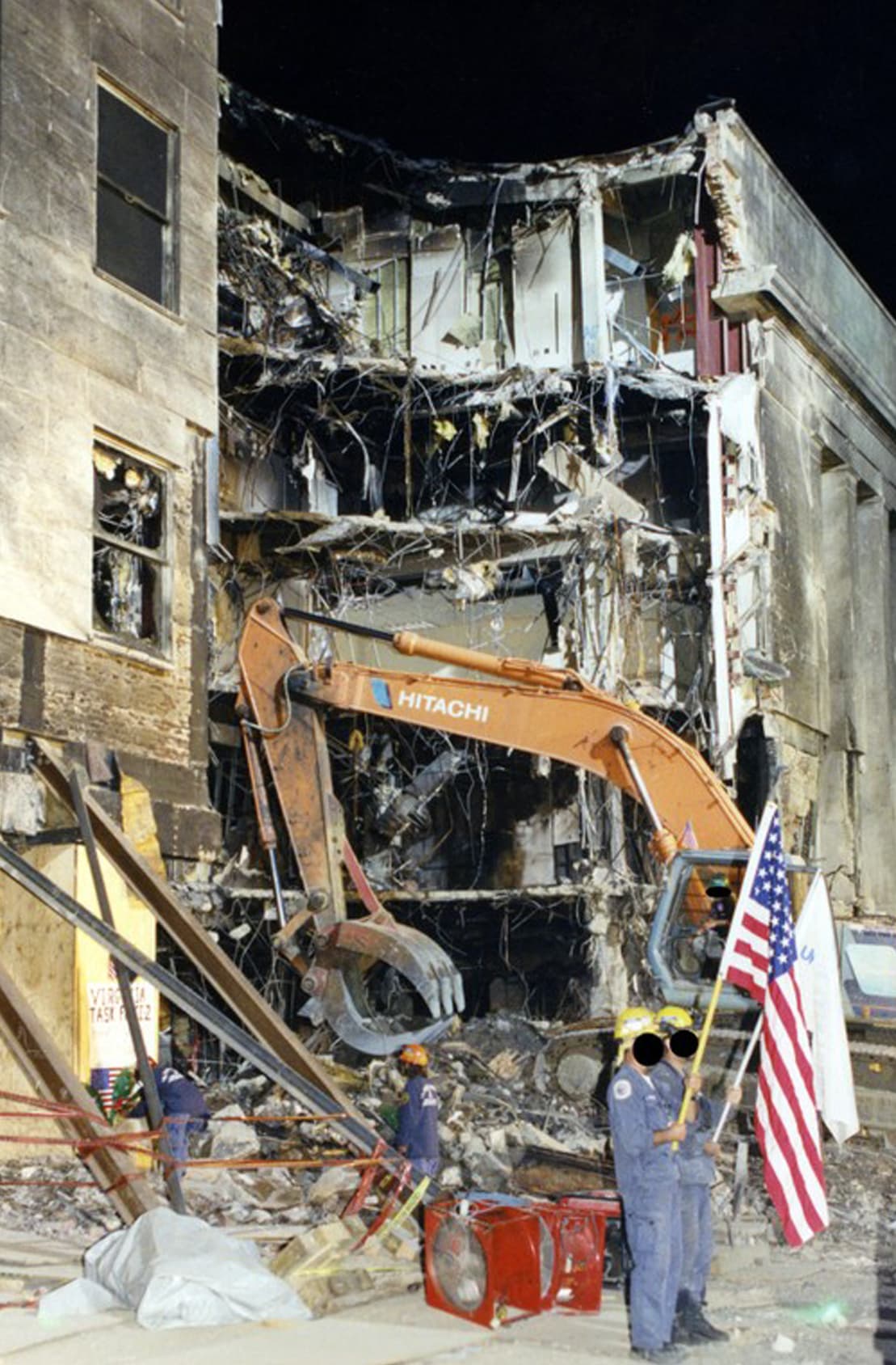 Investigadores del FBI con banderas de los EEUU en sus manos. El departamento de bomberos de Arlington, ciudad vecina de Washington DC, asumió el mando de la operación de rescate a los 10 minutos del impacto.