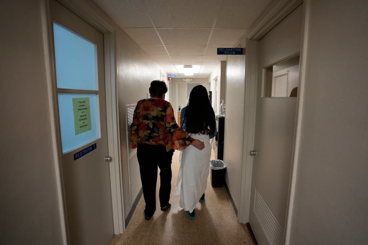 Con un estimado de 1,000 mujeres por semana en Texas que buscan un aborto, las clínicas en los estados cercanos informan estar abrumadas, de acuerdo con el reportaje de AP. La clínica Trust Women en 
<a href="https://www.univision.com/temas/oklahoma">Oklahoma</a> City, que se encuentra a unas tres horas en automóvil del área metropolitana de Dallas-Fort Worth, atendió a unos 11 pacientes de Texas en agosto. En septiembre, la cifra aumentó a 110 personas.