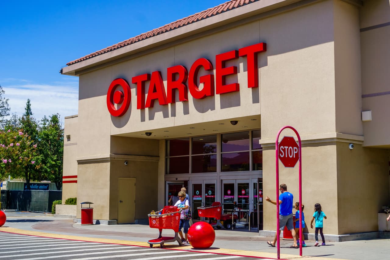 <b>Target</b>. 
<br>
<br>En julio de 2020 esta compañía aumentó su salario mínimo en Estados Unidos a 15 dólares por hora. La empresa se había fijado la meta en 2017 de aumentar este monto, que estaba en 11 dólares por hora. 
<br>