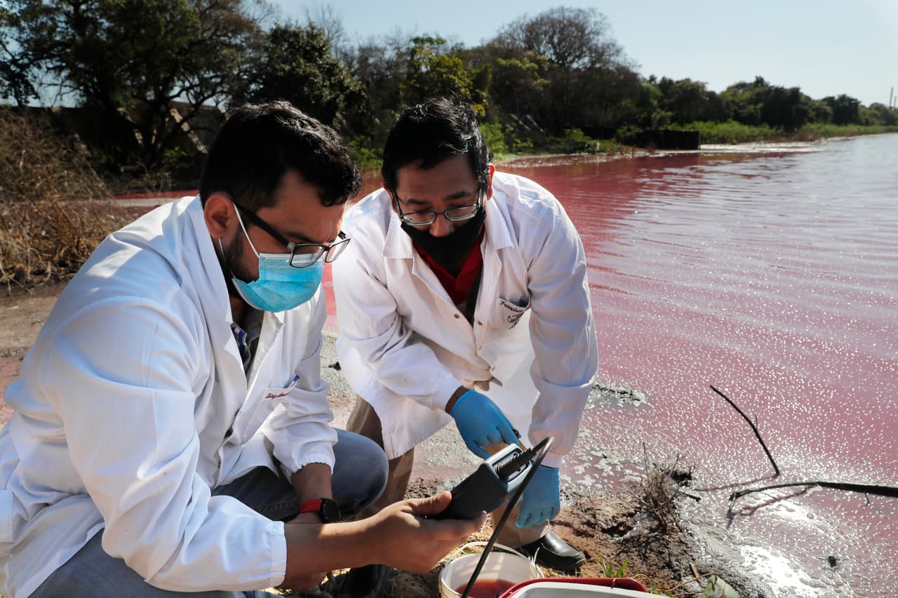 Según expertos de la Universidad Nacional, el color del agua responde a la presencia de metales pesados como hierro, cromo y zinc, entre otros, usualmente usados en el proceso de curtiembre de pieles.