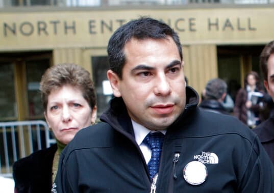Patrick Orlando-Cachay saliendo de un tribunal de Manhattan tras la comparecencia de un hombre acusado de asesinar a su hermana, la diseñadora de trajes de baño Sylvie Cachay, en un hotel de Nueva York en 2011.