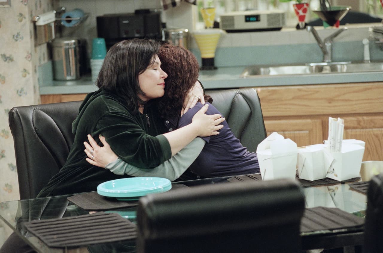 Luego de nueve exitosas temporadas, el 4 de abril de 1997 se grabó la última escena del episodio final de Roseanne en Los Ángeles, que se transmitió a finales de mayo. En la fotografía Barr abraza a la actriz Sara Gilbert, quien interpretaba el papel de Darlene, en el programa.