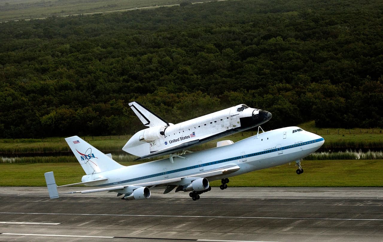 Un 747 adaptado especialmente para cargar al transbordador Endeavour de NASA, en Cabo Cañaveral, Florida, en 2012. 
<br>
<br>La crisis del coronavirus ha acelerado la retirada de los aviones gigantes, que transportan muchos más pasajeros de los que están dispuestos a volar en estos días y consumen mucho más combustible que otros modelos.