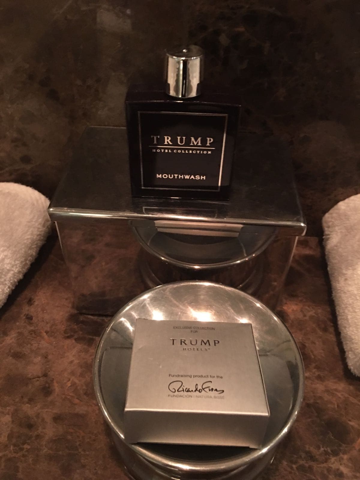 En el baño, el jabón y el enjuague bucal llevan la marca Trump en sus envoltorios.