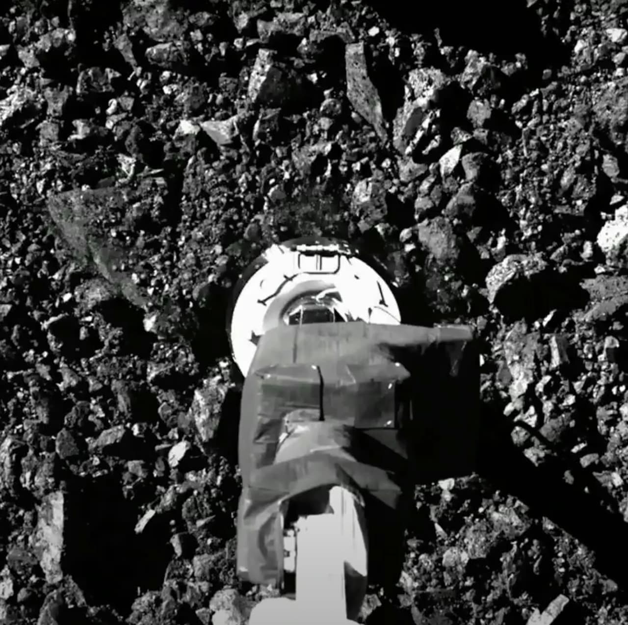 <b>Una nave de la NASA recolecta material de un asteroide a 205 millones de millas de la Tierra.</b> El 20 de octubre, 
<a href="https://www.univision.com/noticias/sucesos/la-nasa-logra-almacenar-piedra-y-polvo-del-asteroide-bennu-transformara-lo-que-sabemos-sobre-nuestro-universo"><u>la nave espacial no tripulada Osiris-Rex se posó en el asteroide Bennu</u></a>, uno de los 500,000 de estos cuerpos que existe en el sistema solar. Debido a su riqueza en carbono, un elemento esencial para la vida, el material recolectado en este asteroide podría “transformar lo que sabemos sobre nuestro universo", según la NASA.