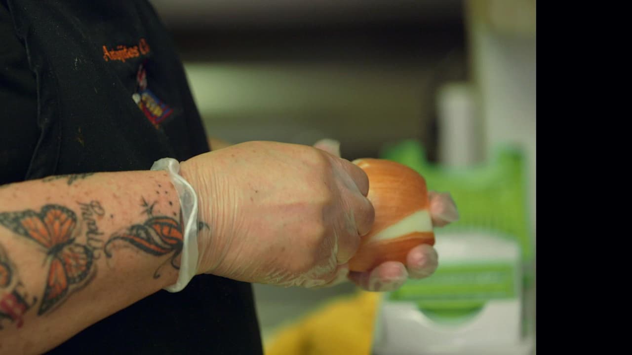 Carmen Castellanos la dueña del restaurante mexicano 'Antojitos Carmen', en Columbus Junction, Iowa, guarda recuerdos de su nativa Michoacán tatuados en sus brazos, incluyendo las famosas mariposas monarca que migran a sus bosques en invierno.