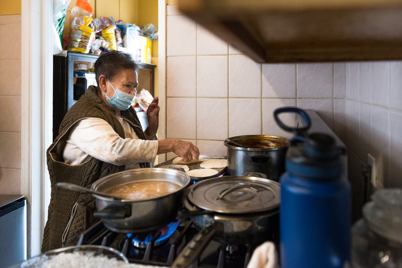 Cleotilde Servin cocina para sus familiares, incluidas dos hijas, un hijo y varios nietos.