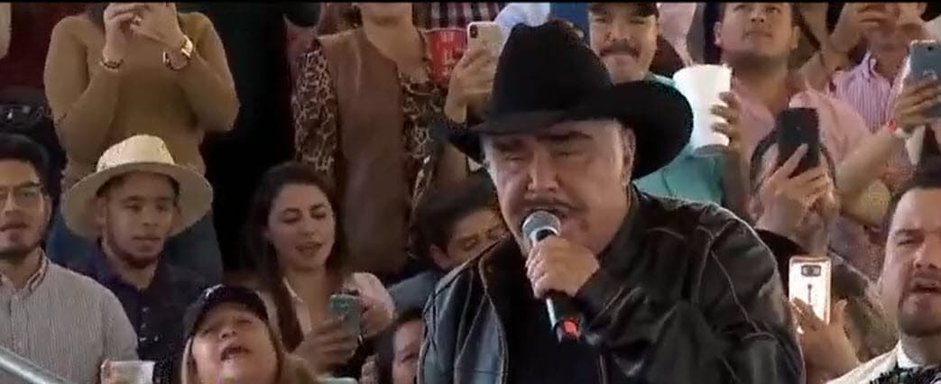 Para octubre de 2012, tendría que enfrentar otra prueba: le detectaron un 
<b><a href="https://www.univision.com/famosos/delante-de-la-gente-vicente-fernandez-se-disculpa-por-rechazar-el-higado-de-un-homosexual-fotos" target="_blank">tumor en el hígado</a></b>. Esto lo obligó a alejarse de los escenarios, que tanto ama, y pidió orar por él. 
<br>