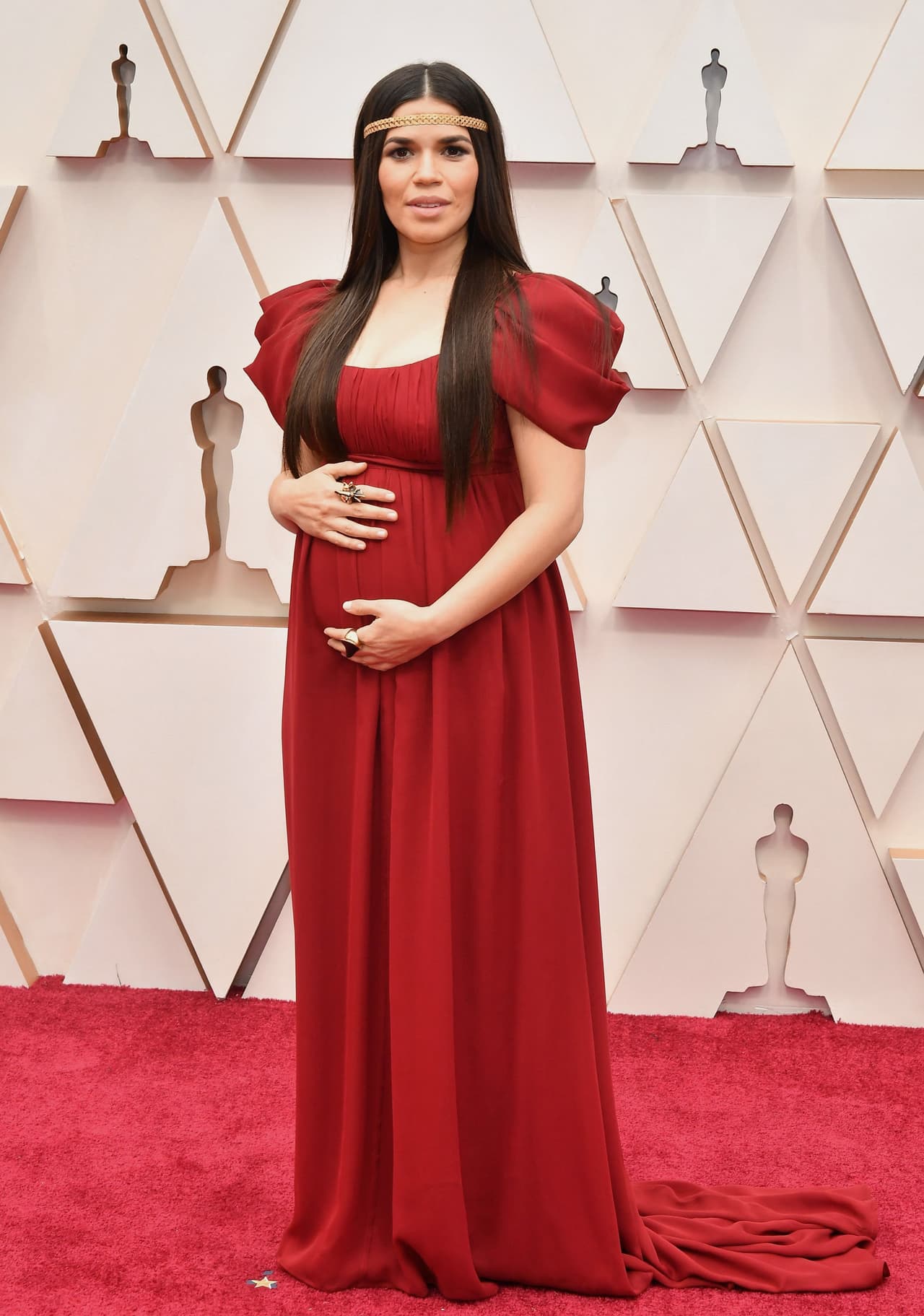 La actriz América Ferrera no perdió la oportunidad de presumir su embarazo. Con este vestido granate, modeló su pancita con sus manos.