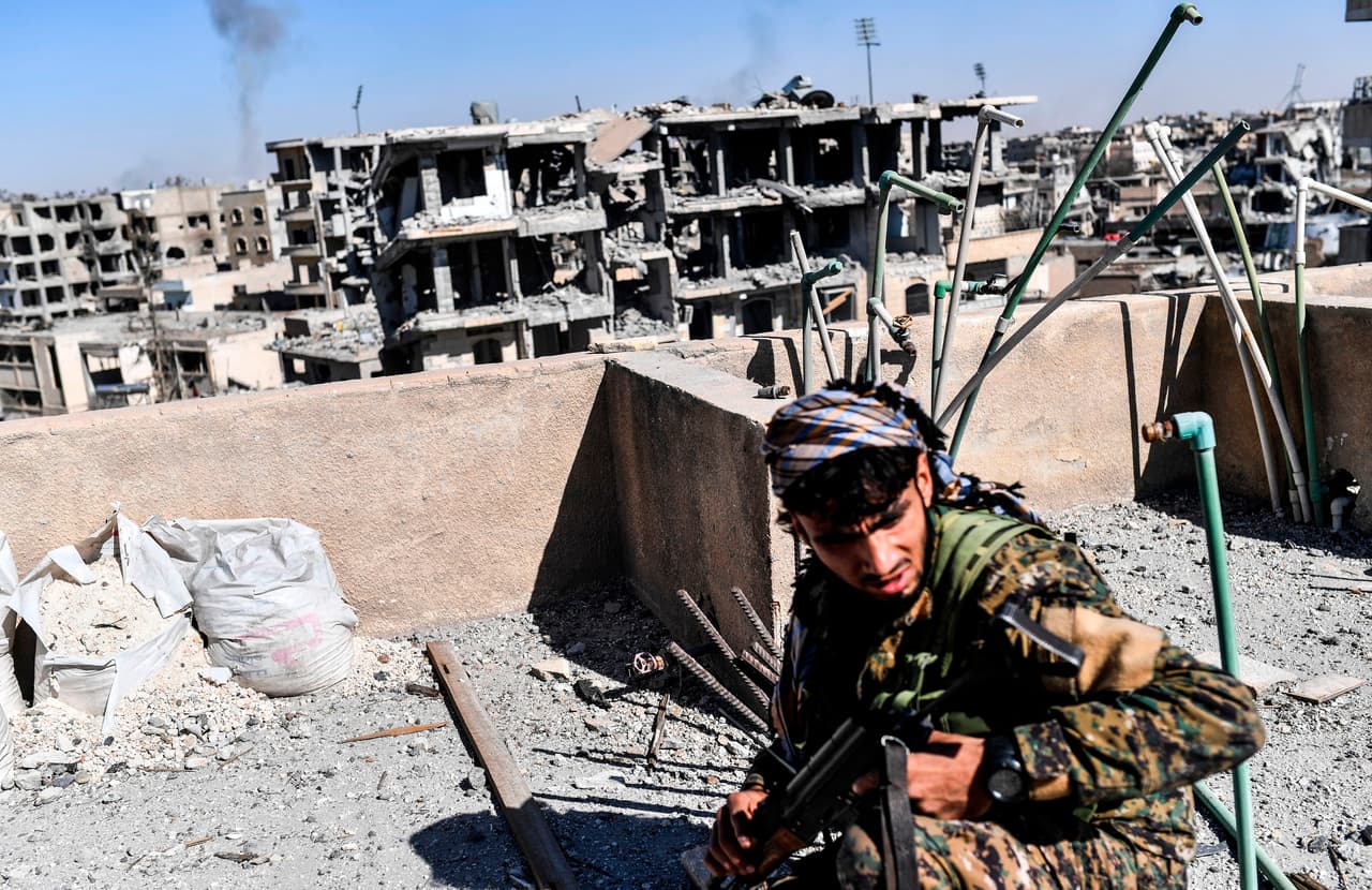 Un soldado de las Fuerzas Democráticas Sirias explora la zona adyacente al hospital central de Raqqa, uno de los últimos bastiones de ISIS, en los últimos momentos antes de la liberación de la ciudad.