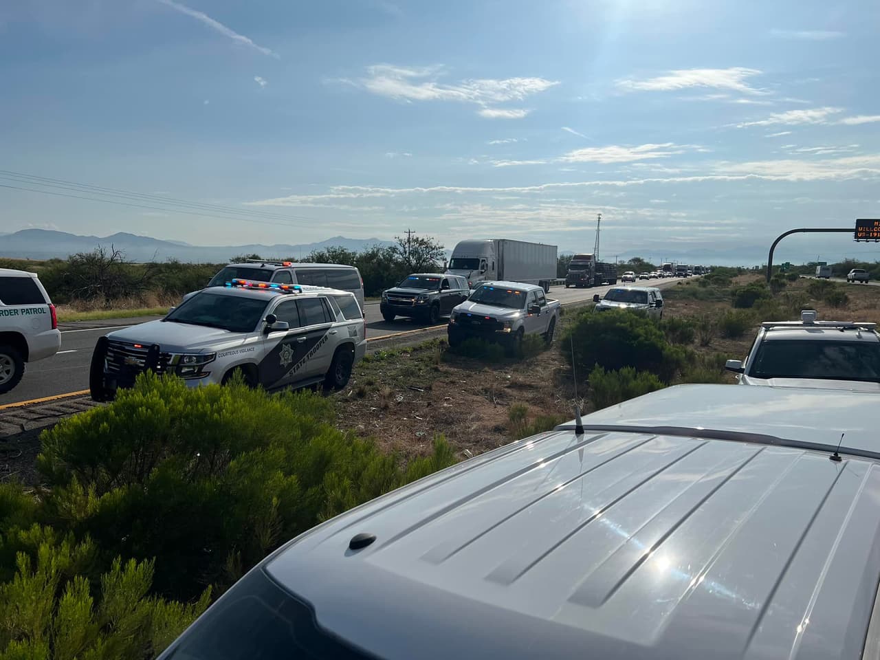 Oficiales del sheriff del condado Cochise y del Departamento de Seguridad Pública de Arizona se pusieron en contacto con el joven de 17 años, residente de Phoenix y con agentes de la Patrulla Fronteriza. En el vehículo viajaban cinco inmigrantes indocumentados, entre ellos una niña de 7 años y un niño en el maletero.
