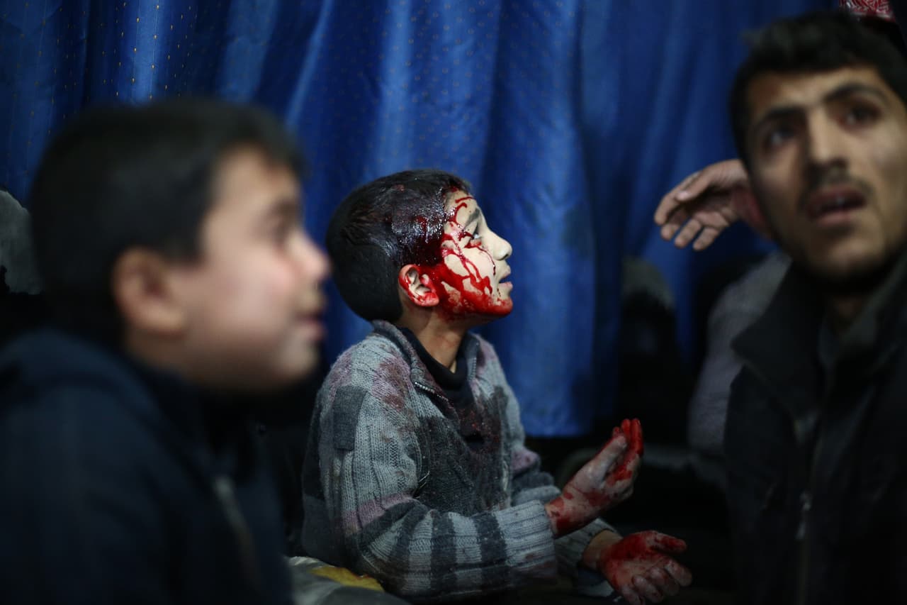 <b>1) SIRIA. 50,000 muertes en 2016. El país más violento del mundo.</b>
<br>La guerra civil siria entre varias fuerzas, principalmente entre el gobierno del presidente Bashar al-Assad y aliados, contra rebeldes y la agrupación extremista ISIS. Rusia apoya militarmente al gobierno mientras que parte de la OTAN comenzó a lanzar ataques contra ISIS hace tres años. El conflicto comenzó en la llamada Primavera Árabe, en 2011, con protestas en contra de Assad hasta tornarse en un conflicto armado tras sangrientas represiones. 
<b><a href="http://www.univision.com/noticias/guerra-en-siria/los-sobrevivientes-del-horror-que-dejo-el-ataque-quimico-en-siria-fotos-fotos" target="_blank">Masacres, violaciones de derechos humanos y uso armas tóxicas</a></b> han vuelto la guerra siria el conflicto más sangriento actualmente ocasionando una crisis de refugiados en el Mar Mediterráneo. 
<br>