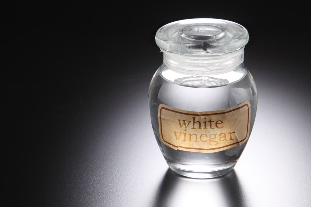 <b>Vinagre blanco</b>
<br>Ya que pusiste todos los ingredientes dentro del frasco de cristal, llénalo con vinagre, el cual es considerado el limpiador mágico más poderoso del mundo después del agua.