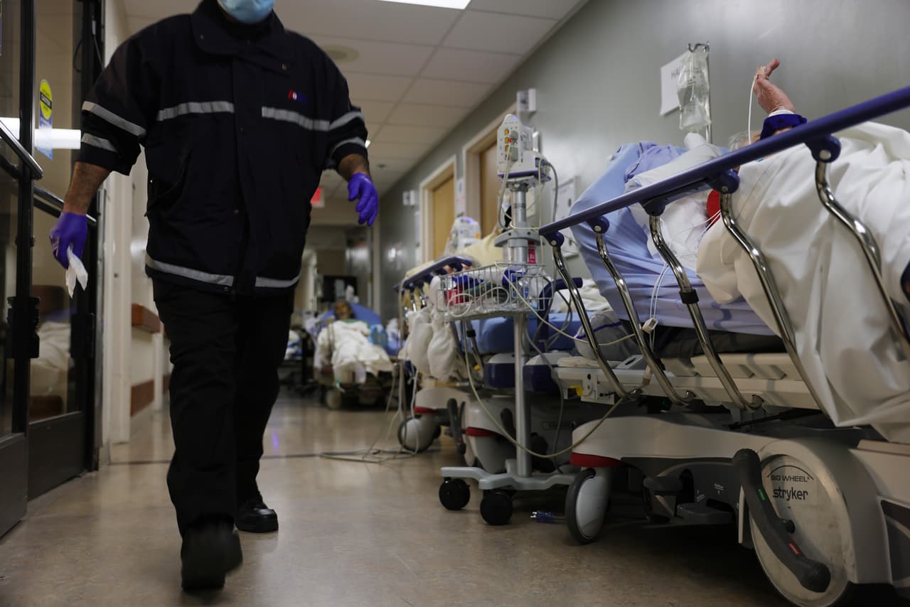 Además, los pacientes con 
<a href="https://www.univision.com/temas/coronavirus">coronavirus</a> ocupan actualmente el 55.3% de las Unidades de Cuidados Intensivos, 
<a href="https://www.desertsun.com/story/news/health/2021/01/07/san-bernardino-county-reports-1-581-new-coronavirus-cases-no-deaths/6573632002/" target="_blank">informaron</a> medios locales, obligando al personal médico a tomar medidas extremas para atender a las personas que llegan a sus hospitales.