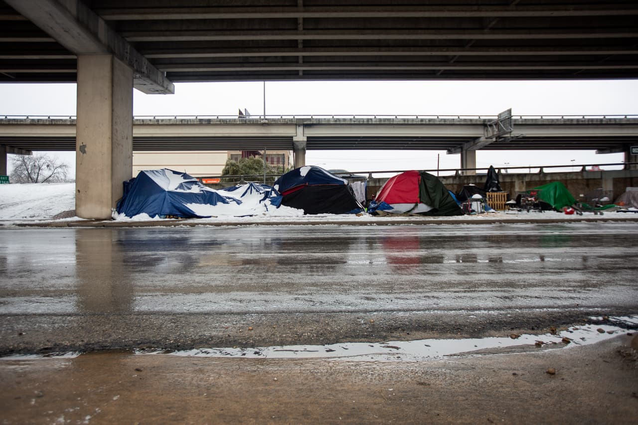 Una comunidad de personas sin hogar bajo una autopista helada en Austin. "Mucho de esto era evitable", agregó O'Rourke. "La capital energética del país no puede proporcionar la energía necesaria para calentar y alimentar los hogares de las personas. Nos estamos acercando a un estado fallido en Texas", dijo.