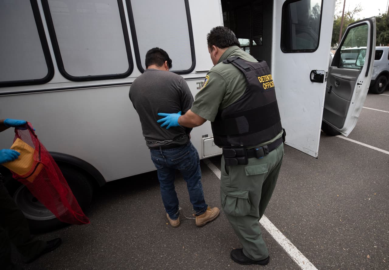 Según la agencia AP, los arrestos que fueron orquestados cuidadosamente en suburbios de San Diego reflejan cómo el intento del presidente Trump de comenzar a deportar a millones de personas indocumentadas es virtualmente imposible, dado el presupuesto de la agencia ICE y sus métodos de detención.