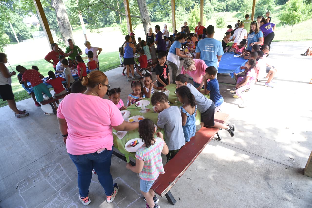 <b>Lugares donde los niños se reúnen</b> (parques infantiles, centros de recreación, guarderías, centros de cuidado antes o después de la escuela, hogares grupales para niños y paradas de autobús escolar)
<br>
<br>Mayorkas señaló que la lista no está completa y que estos lugares son una guía para comprender donde los oficiales de ICE no deben actuar. 
<br>