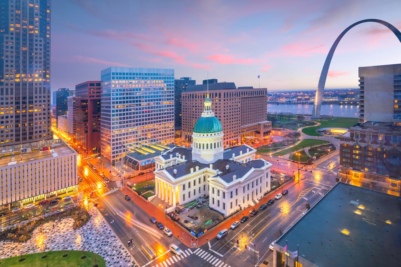 <h3 class="cms-H3-H3">19. Missouri</h3>
<br>
<br>🚧 
<b>Ofertas de trabajo para mayo de 2022: </b>7.3%
<br>
<br>🚧 
<b>Tasa de desempleo para mayo de 2022: </b>3.1%
<br>
<br>🚧 
<b>Aumento de ofertas laborales con respecto al año anterior:</b> +30.9%
<br>
<br>🚧 
<b>Fuerza laboral: </b>3,088,085
<br>