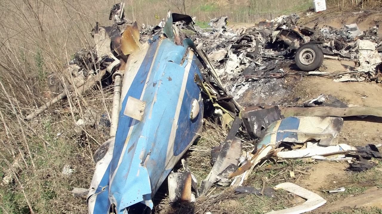 “La zona donde hay restos del helicóptero es bastante extensa”, explicó Jennifer Homendy, investigadora de la NTSB. “Una pieza de la cola está al pie de la colina. El fuselaje está en el otro costado de esa colina. Y el rotor principal se encuentra a unas 100 yardas (91 metros).